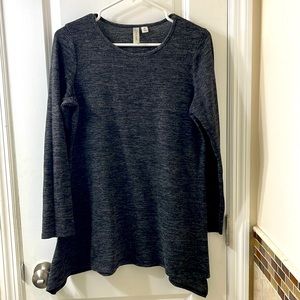 Long sleeved knit Tacera tunic. Heathered black/charcoal grey. Size medium